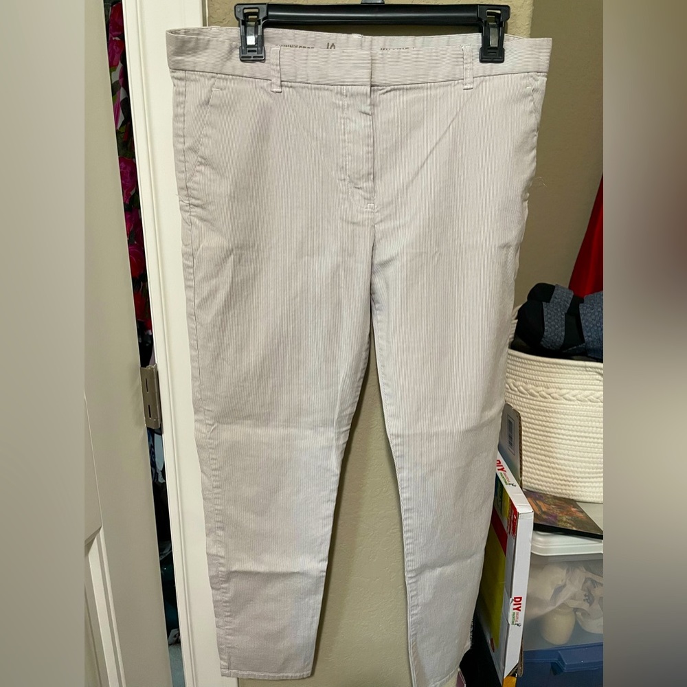 NWOT Gap cropped gray pinstriped SZ 10R, 17” across waist, inseam 27”